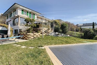Villa contiguë de 9 pièces avec piscine privée