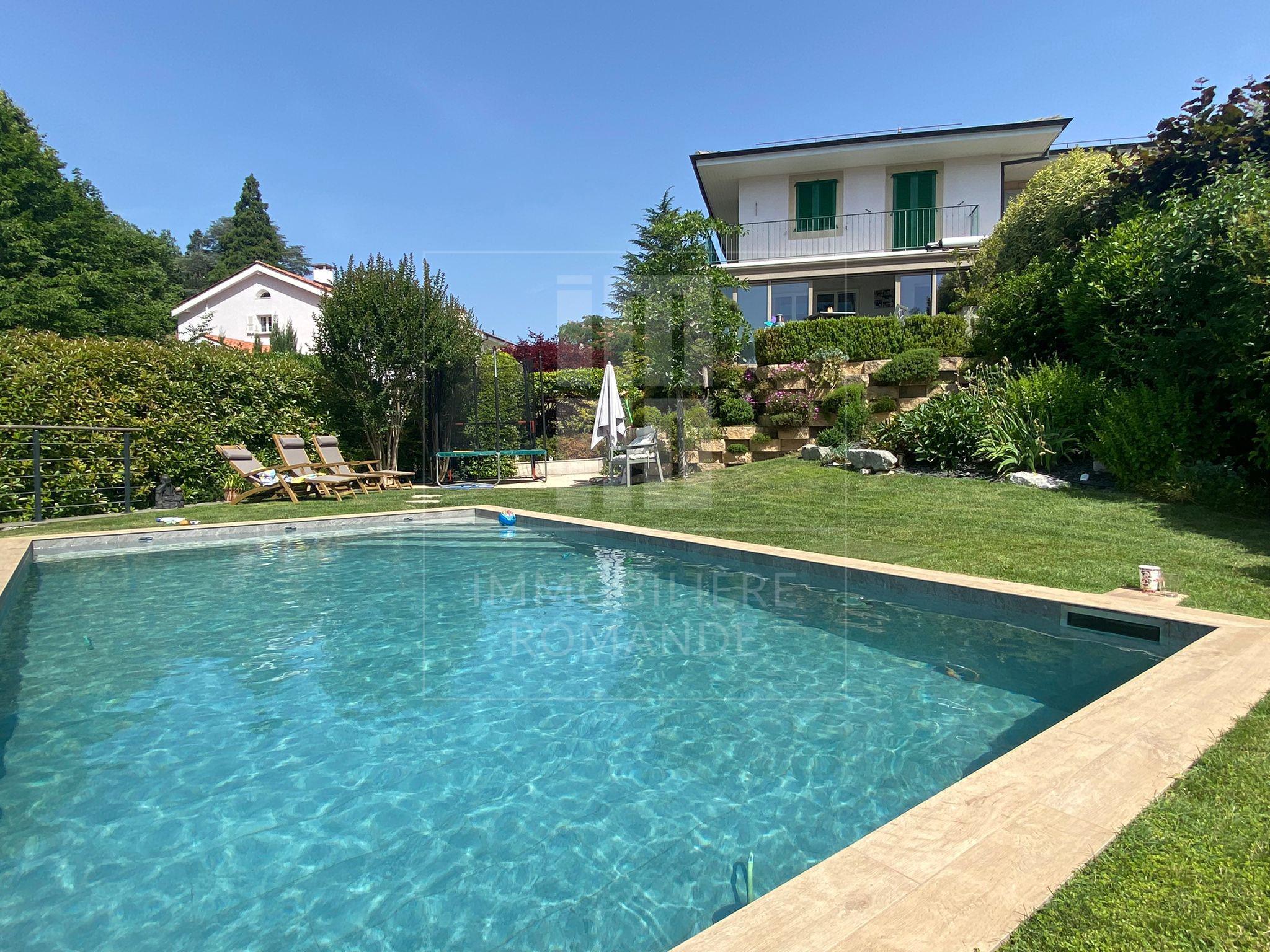 Villa contiguë de 9 pièces avec piscine privée