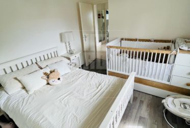 Villa contiguë de 9 pièces avec piscine privée