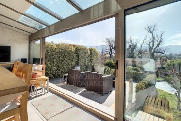 Villa contiguë de 9 pièces avec piscine privée