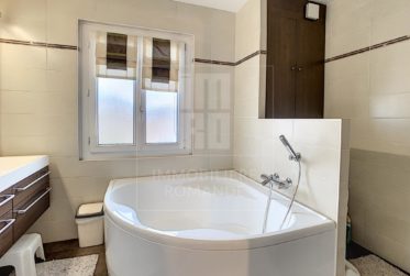 Villa contiguë de 9 pièces avec piscine privée