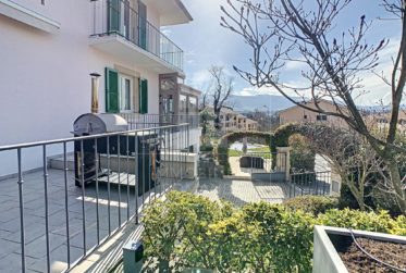 Villa contiguë de 9 pièces avec piscine privée